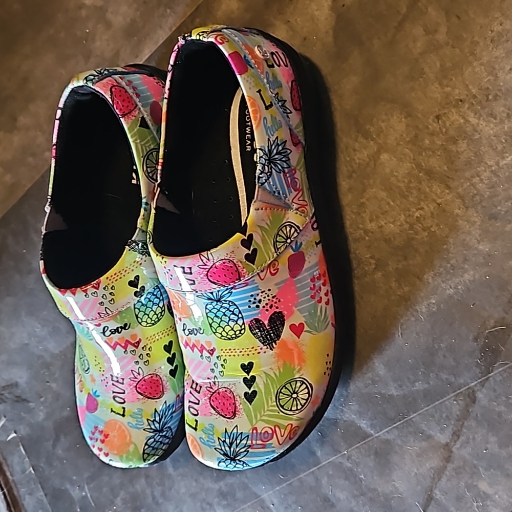 Size 9 Wide Klogs shoes